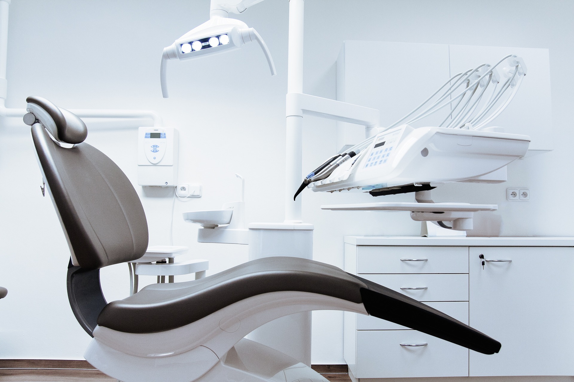 Usługi stomatologiczne – jakie zabiegi warto wykonać regularnie?