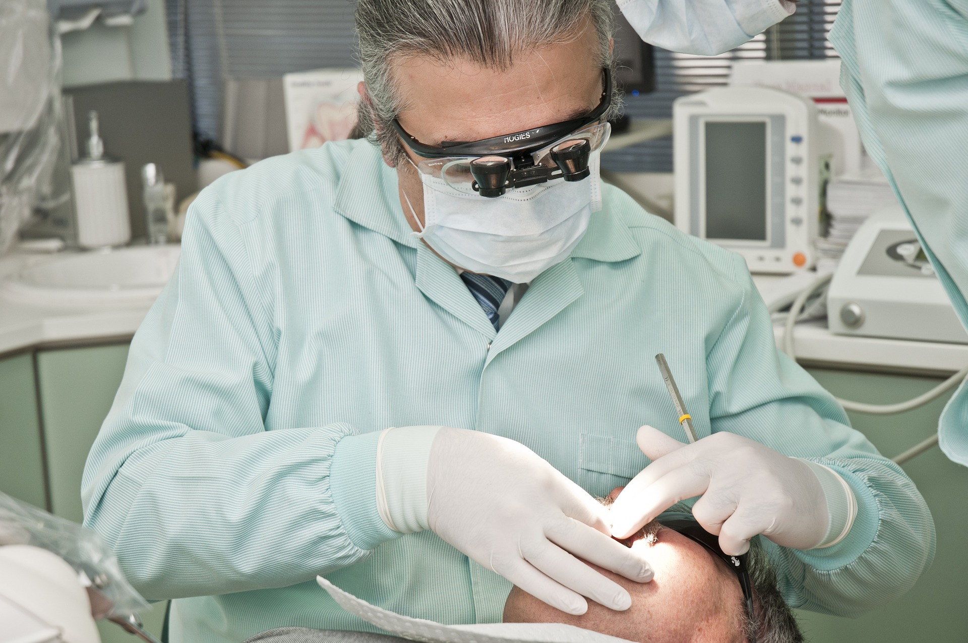 Czy implanty zębowe mogą być wykorzystane do zastąpienia wszystkich zębów? Jakie są alternatywne rozwiązania w przypadku braku większej liczby zębów?