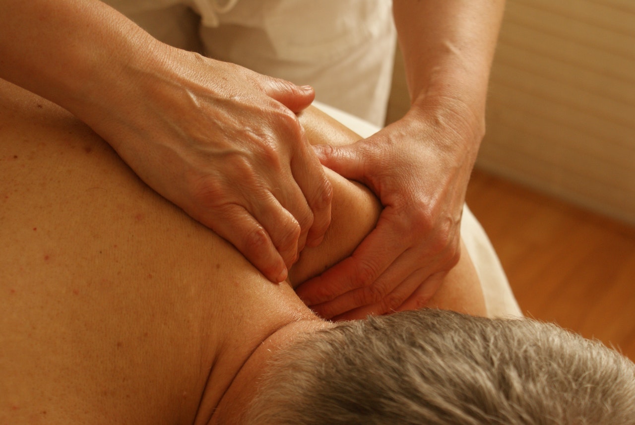 Dlaczego warto skorzystać z usług masażu leczniczego?