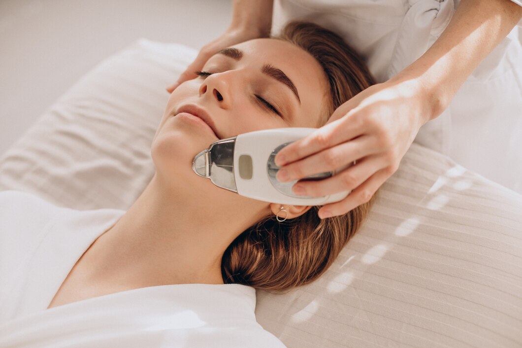 Korzyści i techniki stosowania masażera ultradźwiękowego do twarzy w domowej pielęgnacji