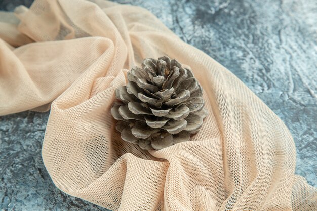 Jak wprowadzić do swojej garderoby odrobinę luksusu przy użyciu jedwabnych dodatków?