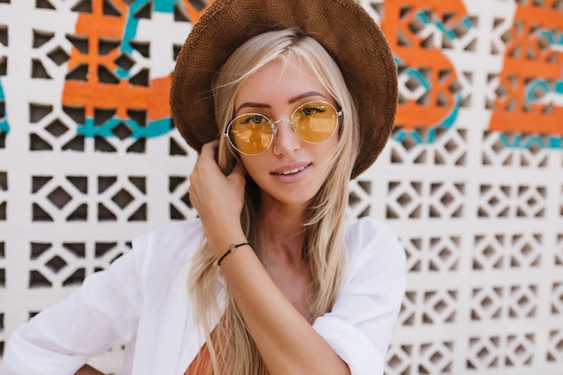 Jak wybrać idealne okulary przeciwsłoneczne, które podkreślą Twoją twarz i styl?